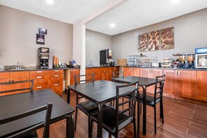 Sudah termasuk sarapan dibawa pulang setiap hari