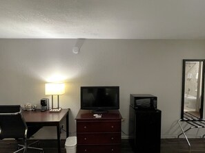 Superior Room, 1 King Bed, Non Smoking | Microwave