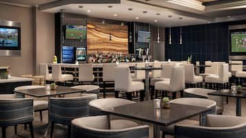 Serviert Frühstück, Abendessen und Happy Hour