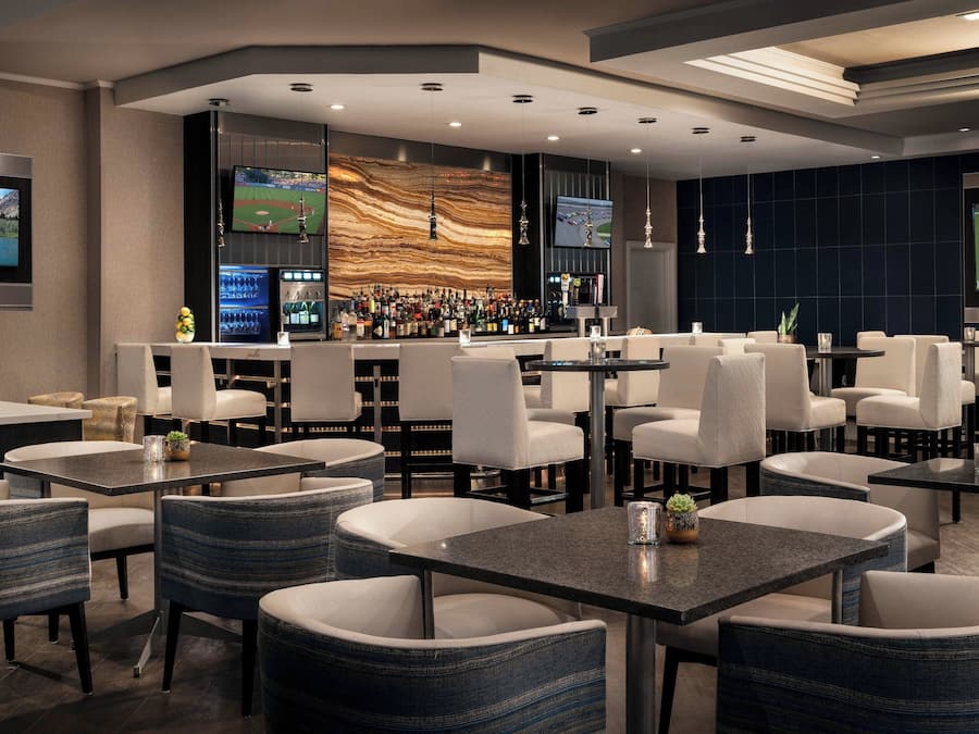 Serves breakfast, dinner and happy hour