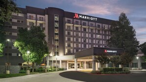 A Marriott hotel with a modern design, featuring a large entrance and multiple floors. - Visalia Marriott at the Convention Center (Visalia)