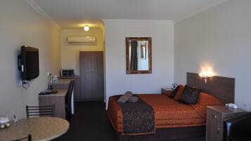 Tabla de planchar con plancha, wifi gratis y ropa de cama