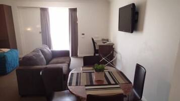 Estudio, 1 habitación | Zona de estar | Televisión de pantalla plana de 40 pulgadas con canales digitales