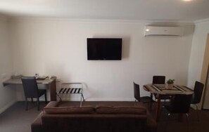 Studio, 1 phòng ngủ | Khu phòng khách | TV màn hình phẳng 40-inch có truyền hình kỹ thuật số, TV