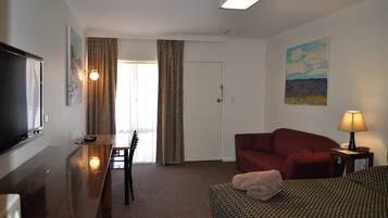 Tabla de planchar con plancha, wifi gratis, ropa de cama