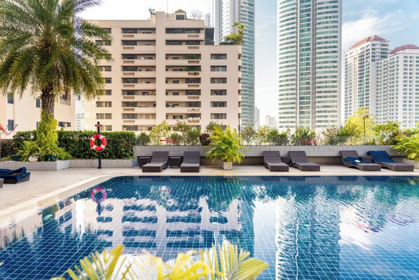 สระว่ายน้ำกลางแจ้ง เปิด 7:00 น. ถึง 21:00 น., ร่มริมสระว่ายน้ำ