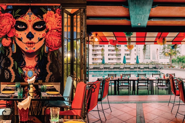 2 restaurantes; se sirve desayuno, almuerzo y cena; cocina internacional