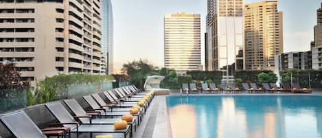 Outdoor pool, open 7:00 AM to 9:00 PM, pool umbrellas