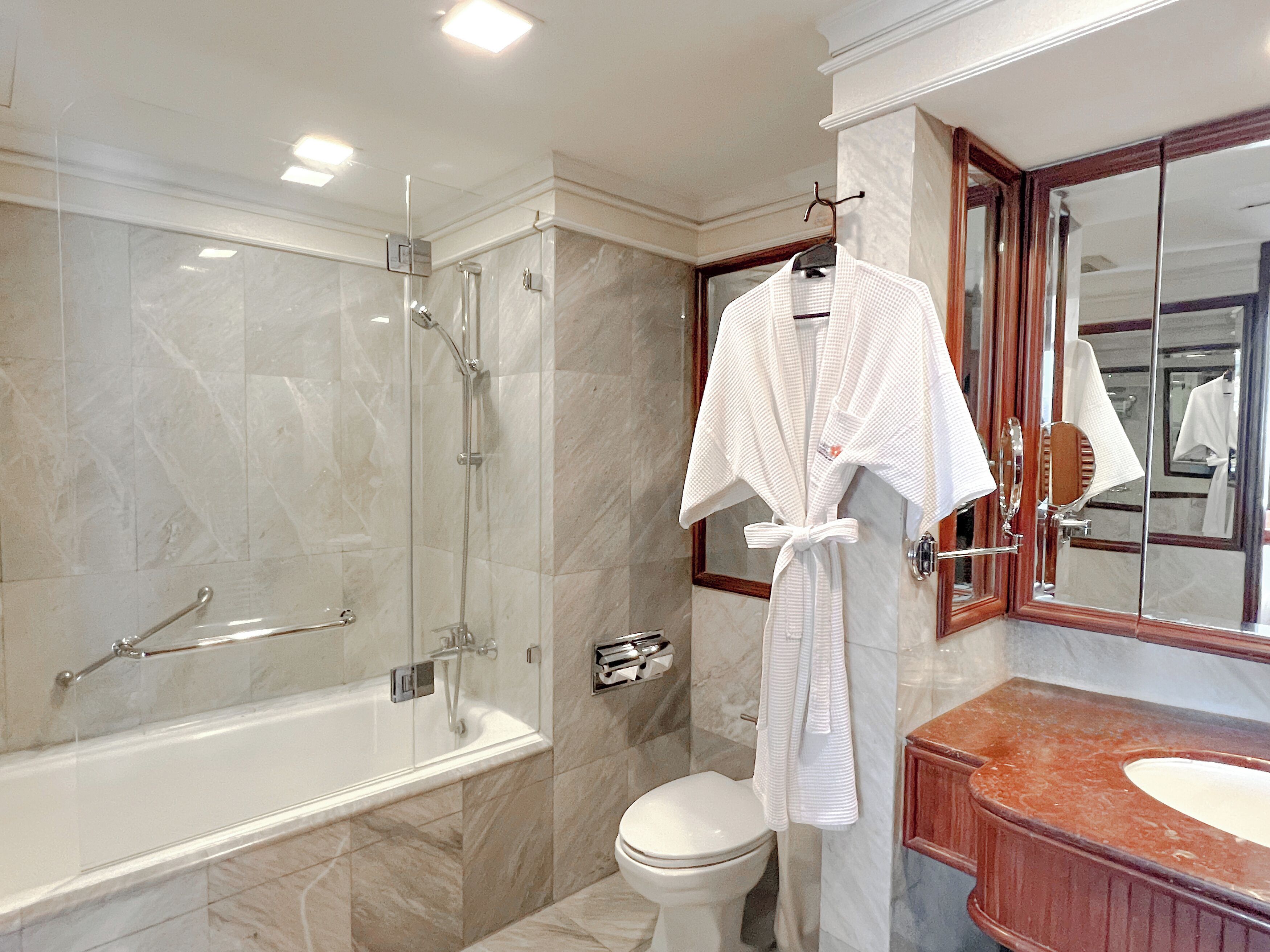 Junior Terrace Suite | Badezimmer | Umweltfreundliche Kosmetikartikel, Haartrockner, Handtücher, Seife