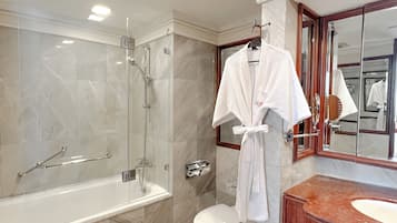 Junior Terrace Suite | Badezimmer | Umweltfreundliche Kosmetikartikel, Haartrockner, Handtücher, Seife
