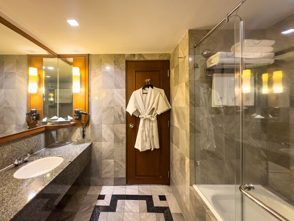 Amenidades de baño ecológicas, secadora de cabello, toallas, jabón 