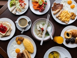 Une variété de plats pour le petit-déjeuner sont disposés sur une table.
