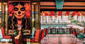2 restaurantes; se sirve desayuno, almuerzo y cena; cocina internacional