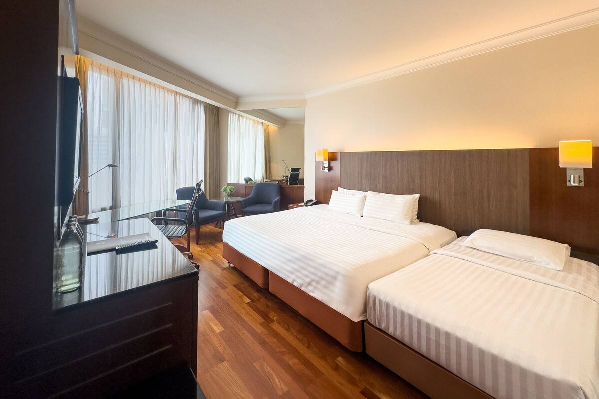 Deluxe Triple | In-room safe, laptop workspace, blackout drapes