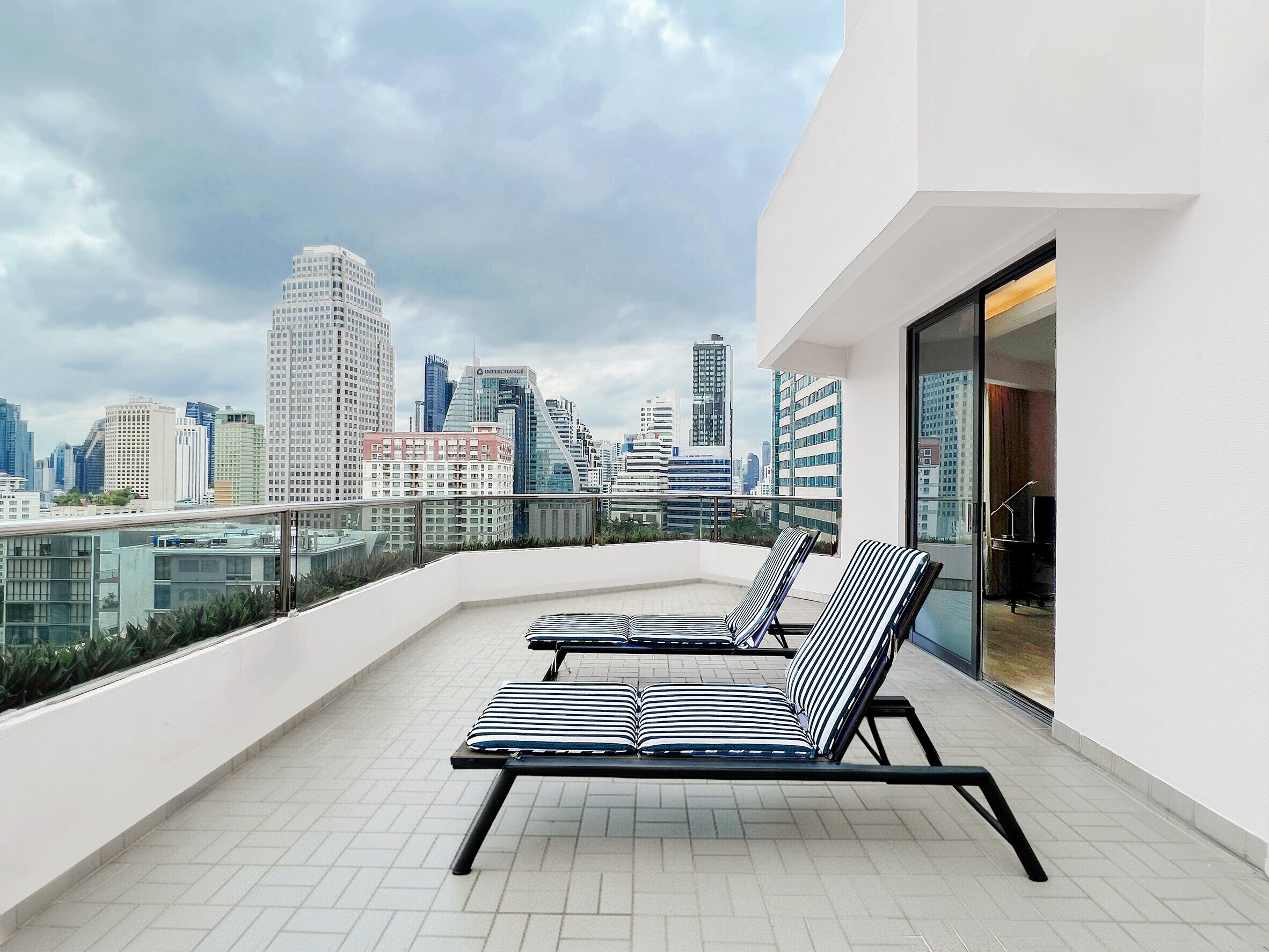 Junior Terrace Suite | City view