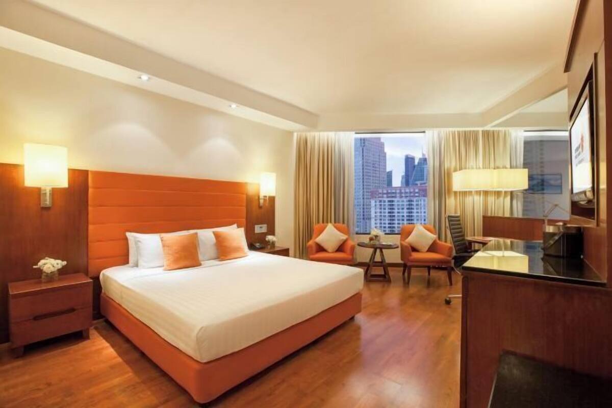 In-room safe, laptop workspace, blackout drapes