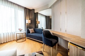 Premier King Bed | 1 bedroom, in-room safe, laptop workspace, blackout drapes