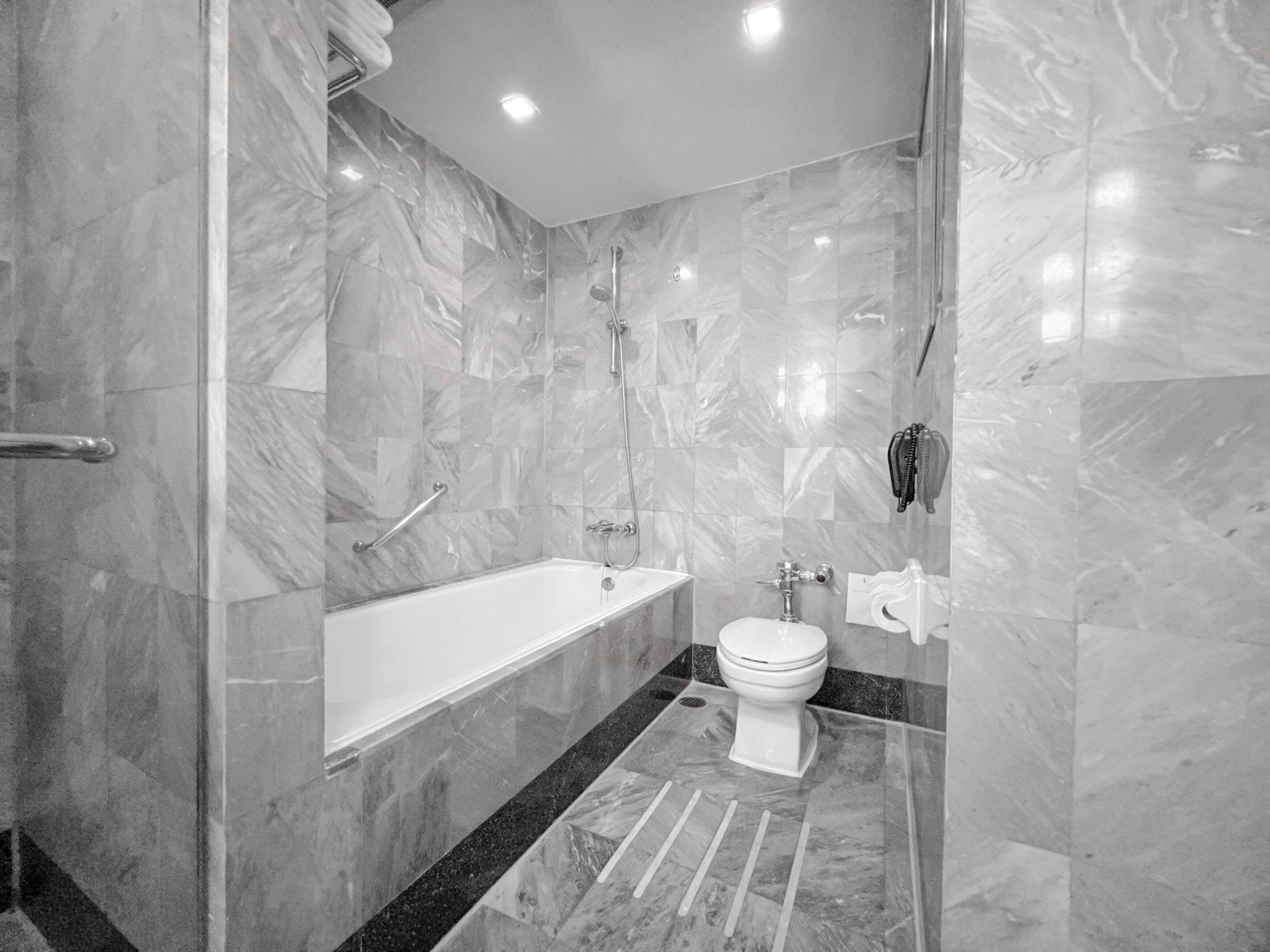Family Suite | Salle de bain | Articles de toilette écologiques, sèche-cheveux, serviettes fournies