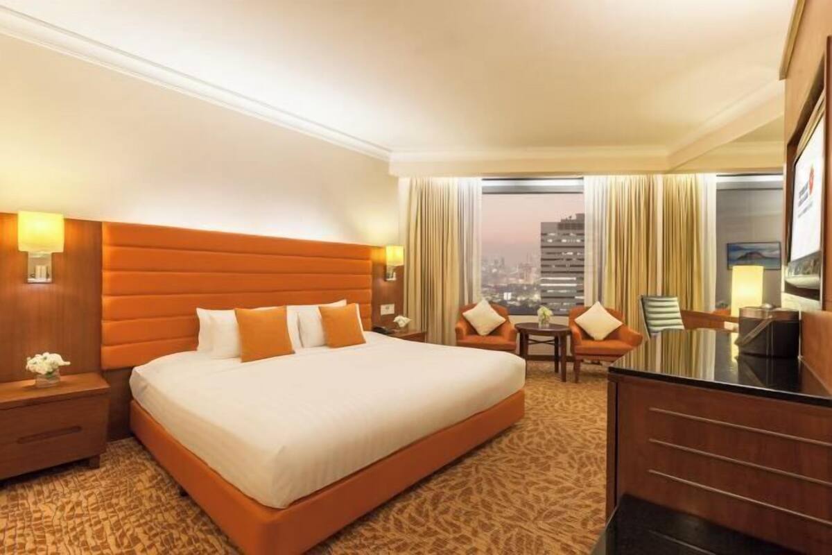In-room safe, laptop workspace, blackout drapes