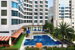 Una piscina al aire libre (de 07:00 a 21:00), sombrillas