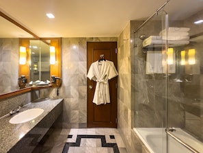 Eco-friendly toiletries, hair dryer, towels, soap - Rembrandt Hotel Bangkok (Bangkok)