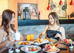 朝食 (ビュッフェ)、毎日提供 (1 名様 350 THB)