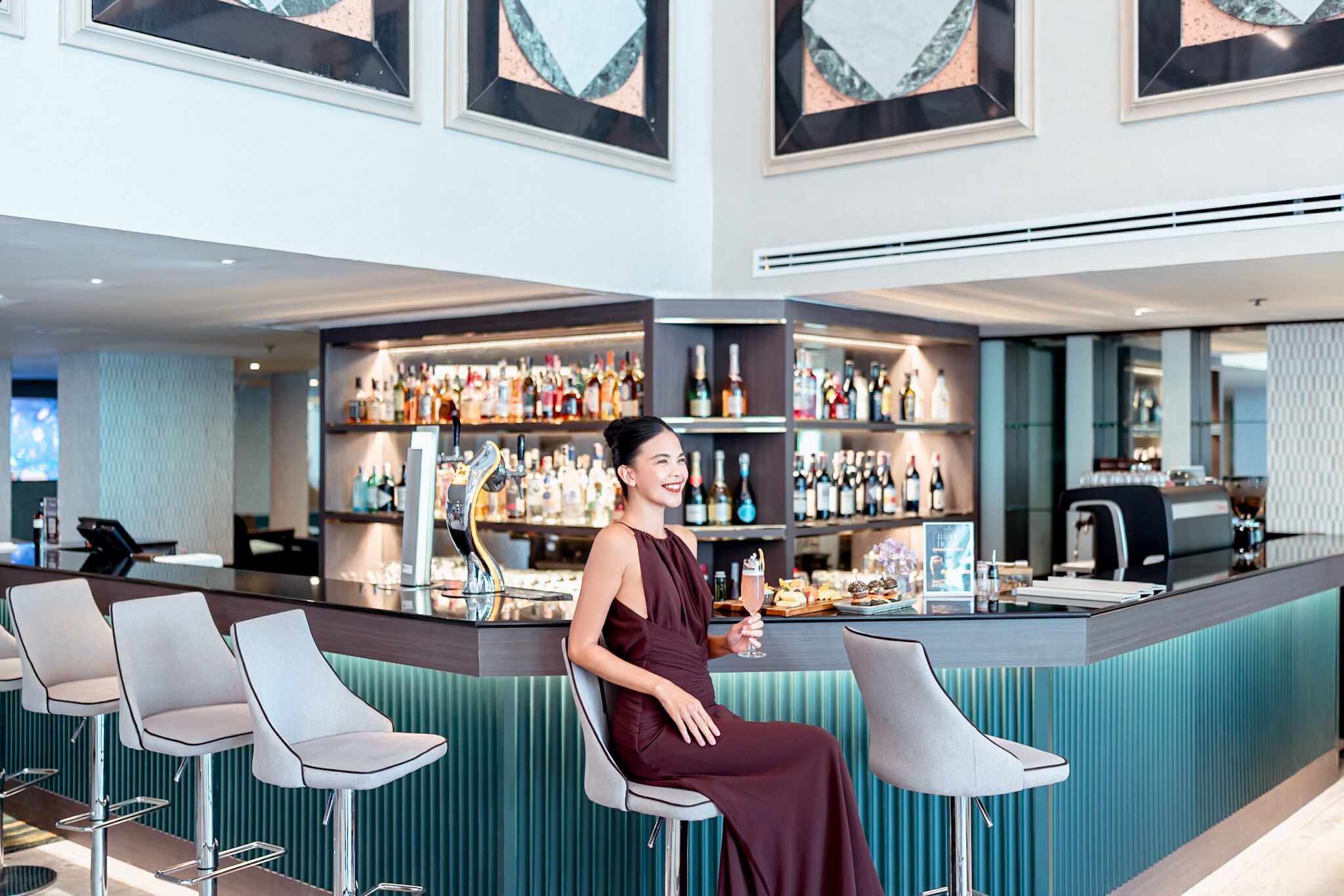 serves lunch, dinner and brunch