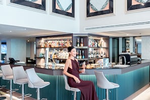 Serves lunch, dinner and brunch