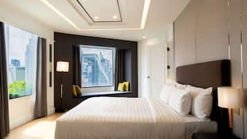 Executive Suite | Brankas, ruang kerja ramah laptop, dan tirai kedap cahaya