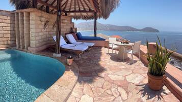 Owner´s Luxury Pool Suite | Artículos del minibar gratis y caja de seguridad en la habitación