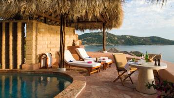 Owner´s Luxury Pool Suite | Minibar (con algunos artículos gratuitos), caja fuerte, escritorio