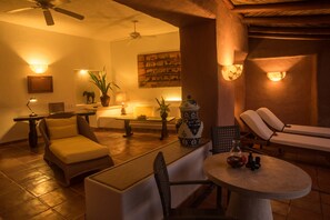 Mexico Lindo Signature Suite | Minibar (con alcuni snack e alcune bevande gratis), cassaforte in camera
