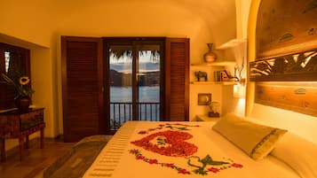Oceanfront Master Pool Suite | Frigobar (abastecido com alguns itens grátis), cofres nos quartos