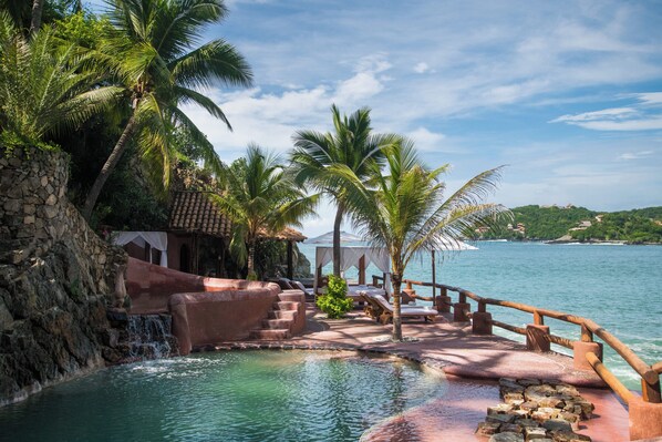 2 outdoor pools
