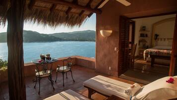 Oceanfront Terrace Suite | Artículos del minibar gratis y caja de seguridad en la habitación