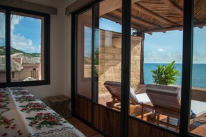 Oceanfront Terrace Suite | Minibaari (osa tuotteista ilmaisia), tallelokero huoneessa