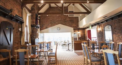 OYO Himley Country Hotel