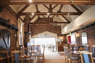 OYO Himley Country Hotel