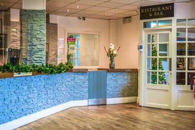 OYO Himley Country Hotel
