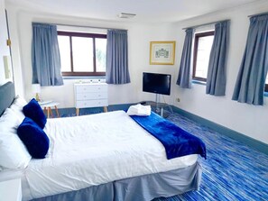 Desk, iron/ironing board, free WiFi, bed sheets - OYO Himley Country Hotel (Dudley)