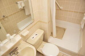 Free toiletries, hair dryer, towels - OYO Himley Country Hotel (Dudley)