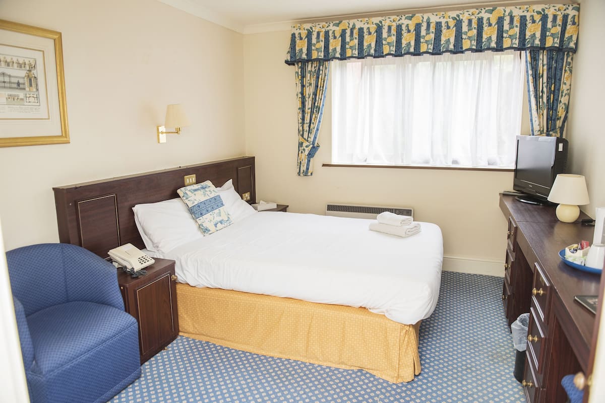 Desk, iron/ironing board, free WiFi, bed sheets