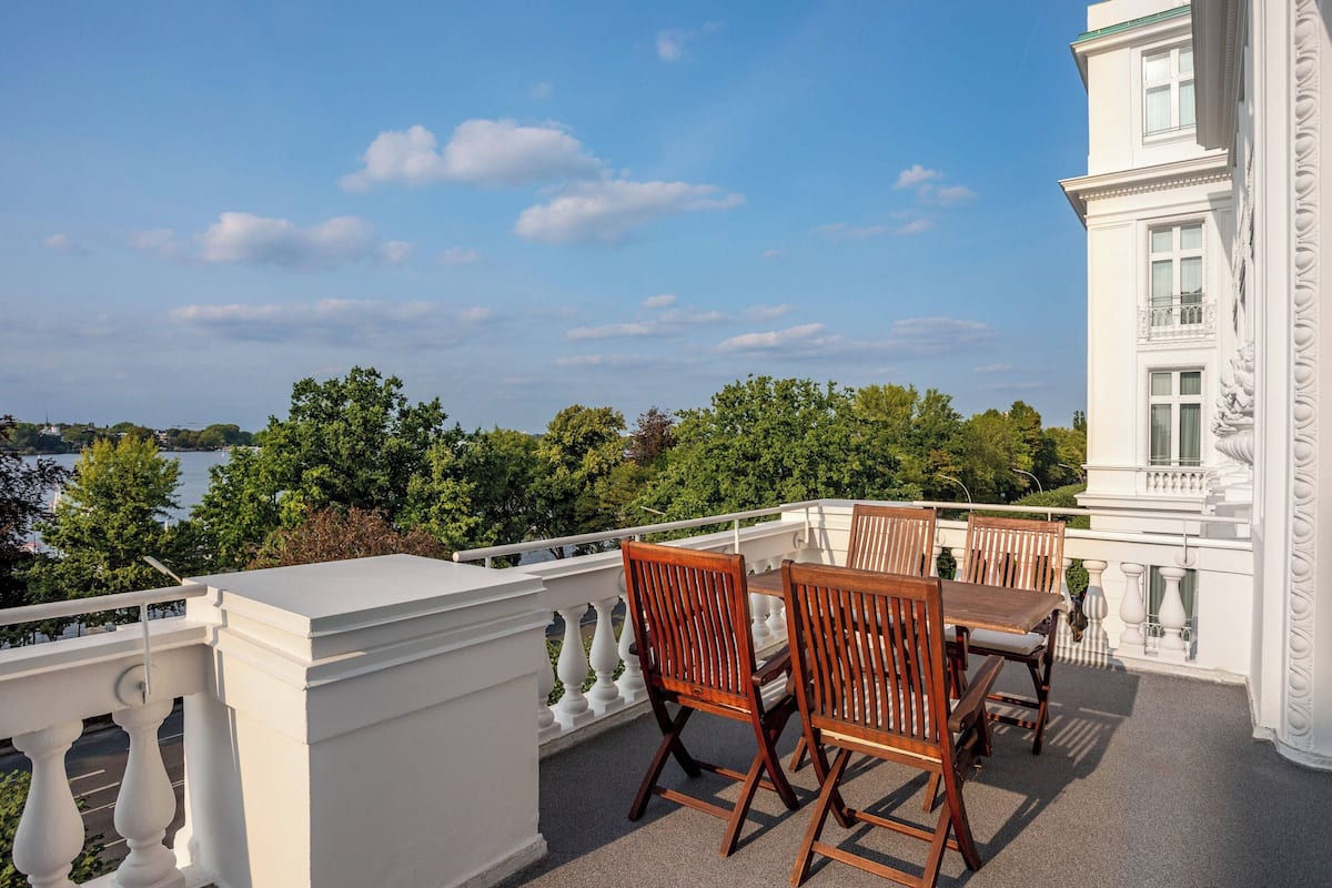 Superior Studio Suite, 1 Bedroom, Lake View (Balcony) | Premium bedding, pillow-top beds, minibar, in-room safe