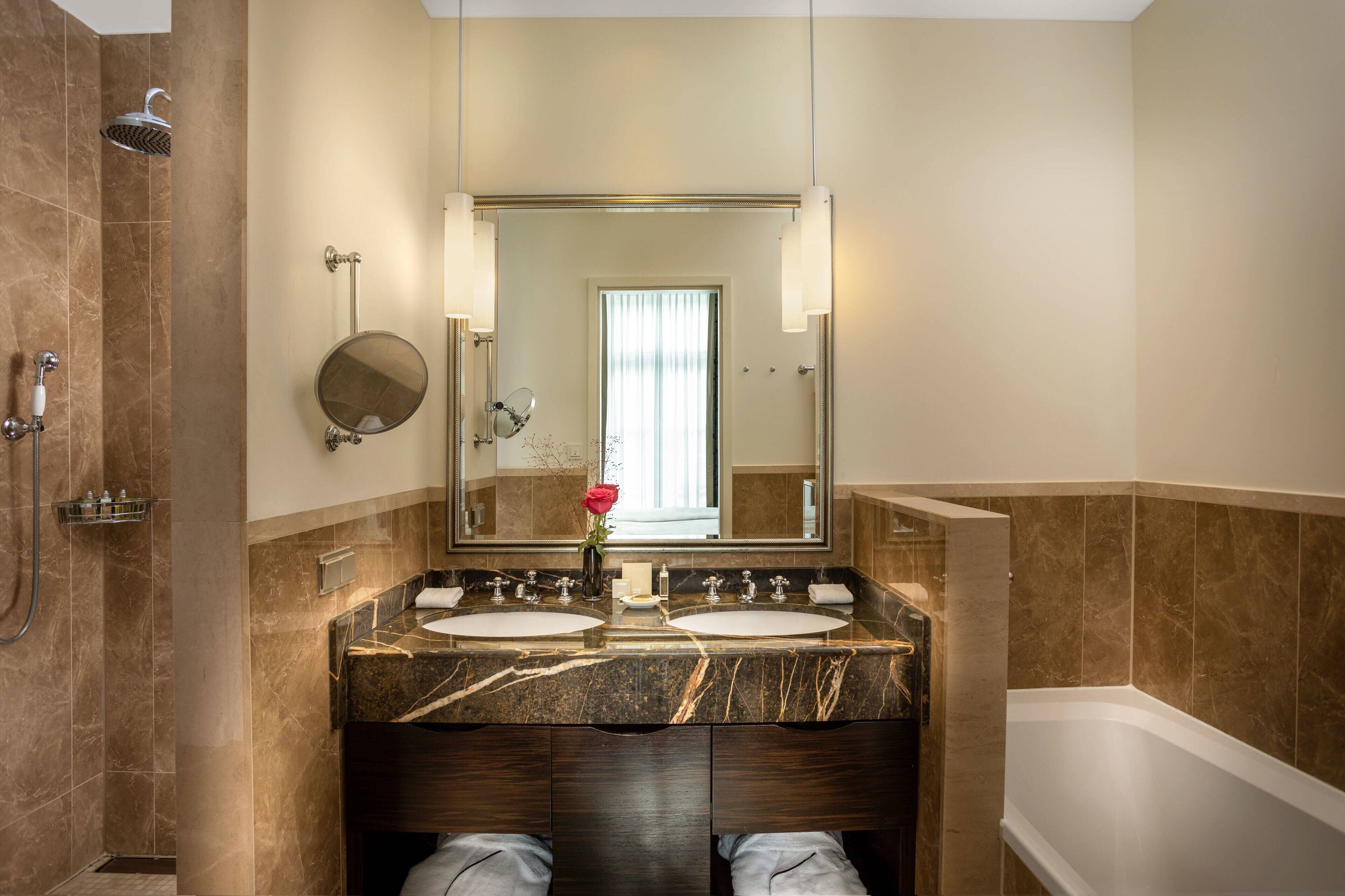 separate bathtub and shower, rainfall showerhead, free toiletries