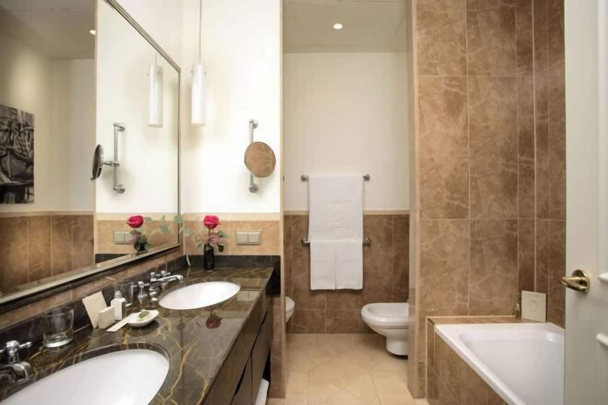Separate tub and shower, rainfall showerhead, free toiletries