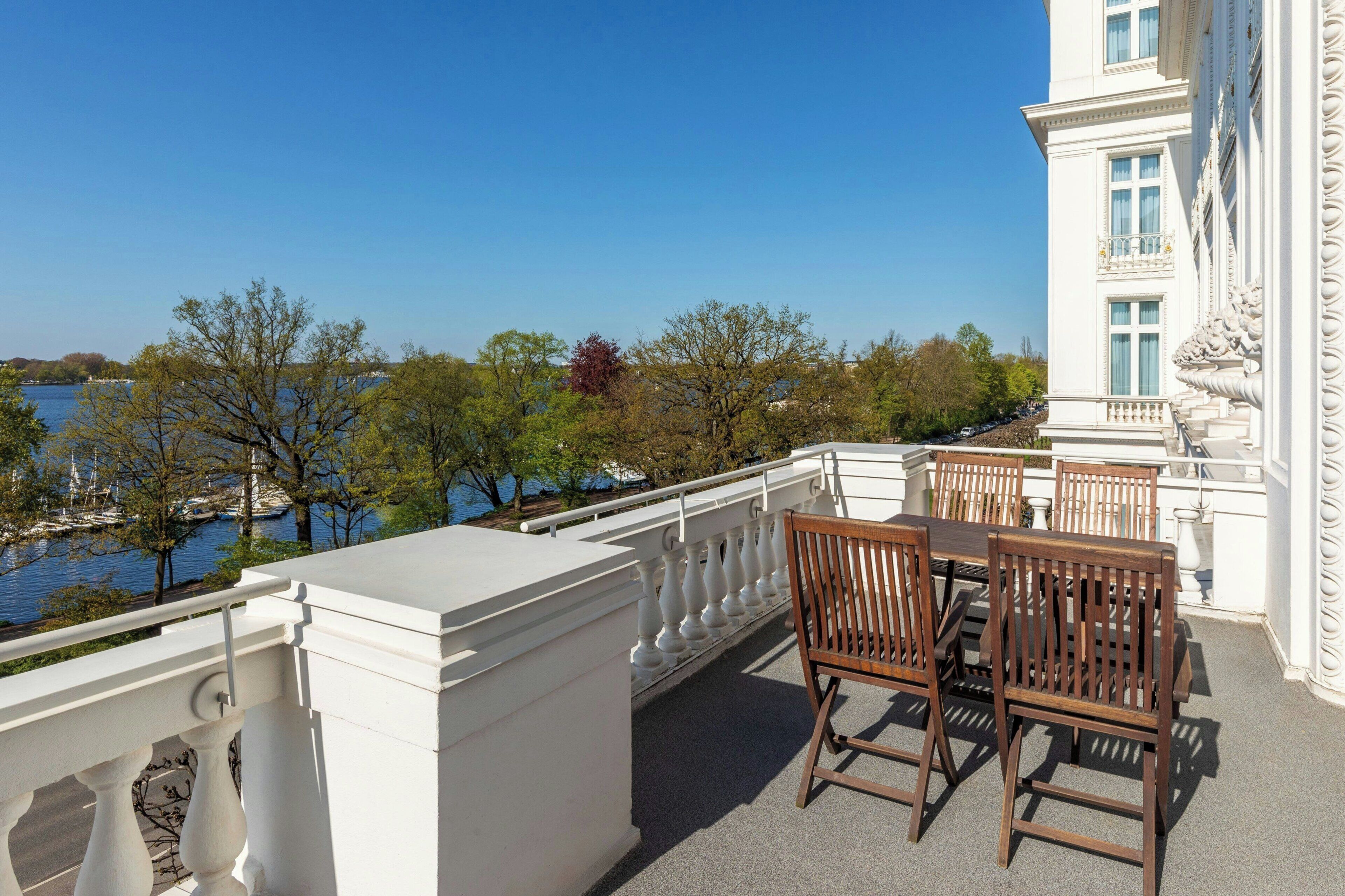 Superior Studio Suite, 1 Bedroom, Lake View (Balcony) | Premium bedding, pillowtop beds, minibar, in-room safe