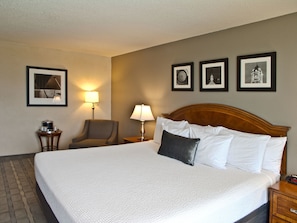 In-room safe, desk, blackout drapes, iron/ironing board - Inn At The Convention Center (Portland)