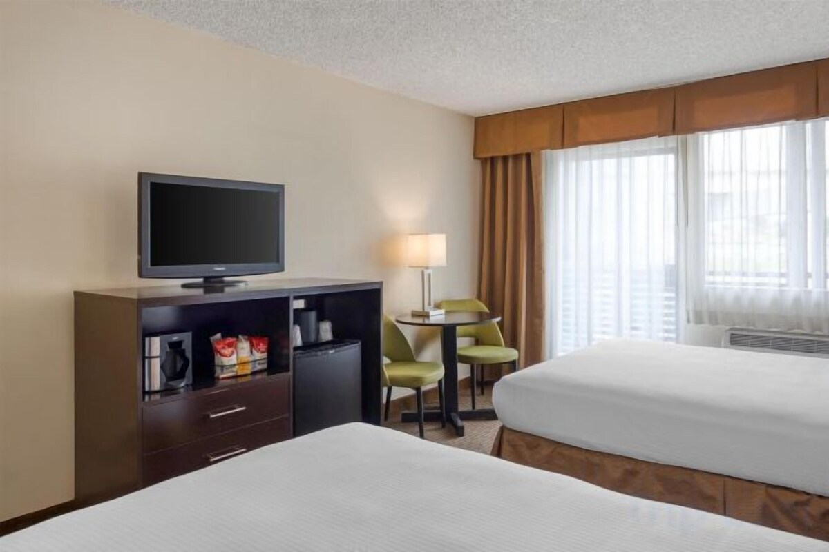 1 bedroom, Egyptian cotton sheets, premium bedding, in-room safe