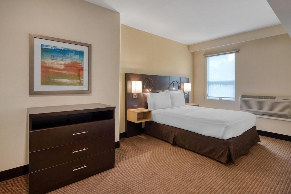 1 bedroom, Egyptian cotton sheets, premium bedding, in-room safe