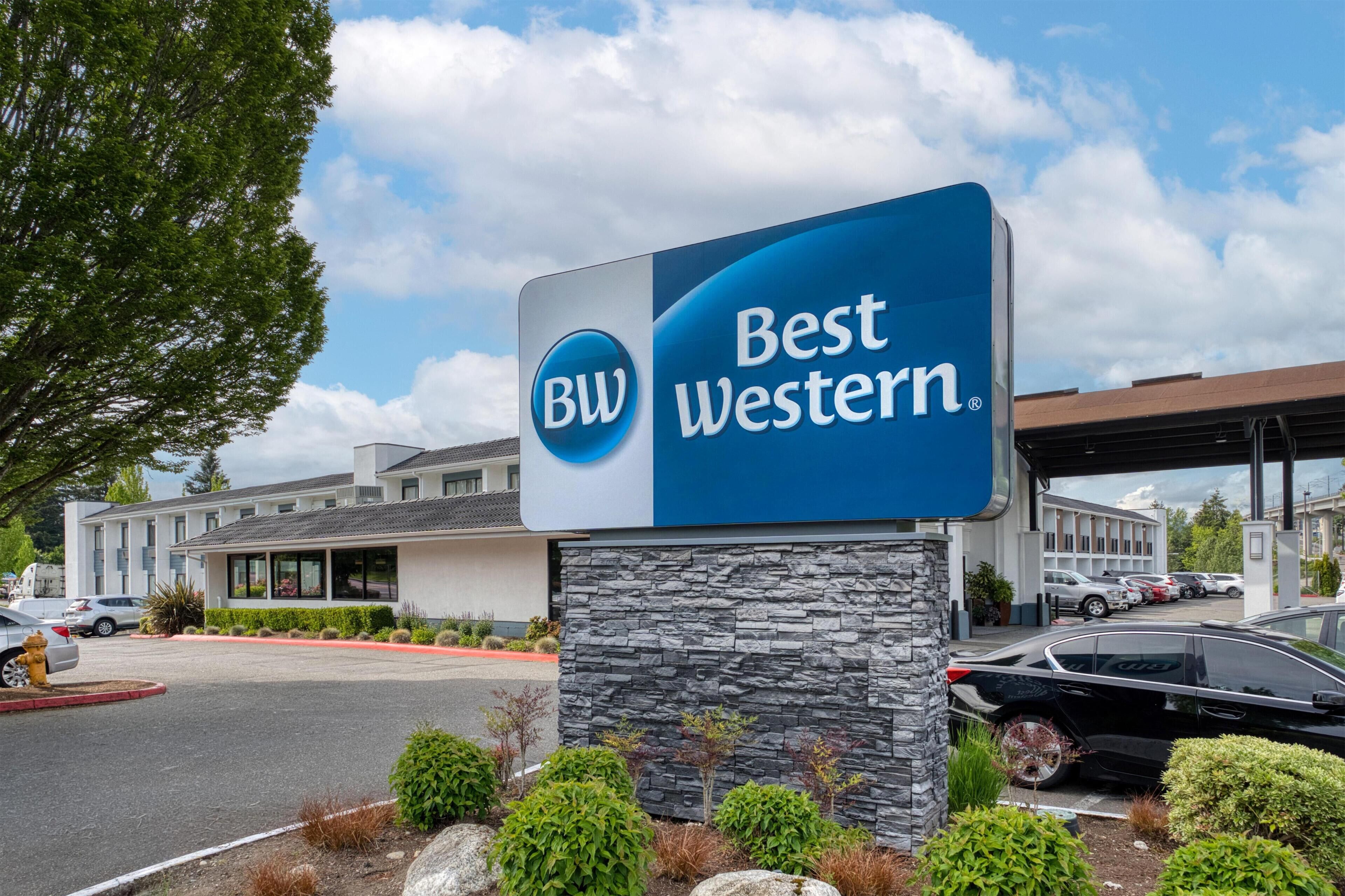 Un letrero de Best Western con base de piedra y una combinación de colores azul y blanco.
